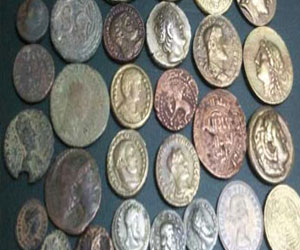   مصر اليوم - ليبي يكتشف كنز عملات قبطية بشقته ويسلمه للآثار