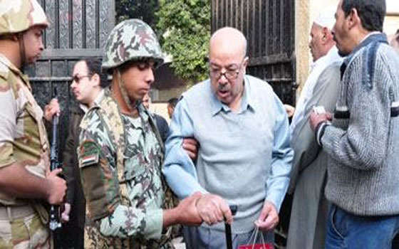   مصر اليوم - كبار السن يتقدمون طوابير الاستفتاء في الطالبية