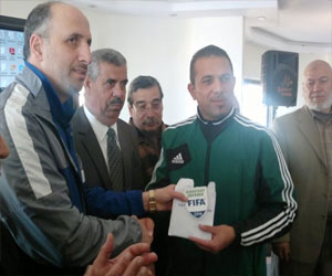   مصر اليوم - الإتحاد الفلسطيني يسلم أربع حكام الشارات الدولية