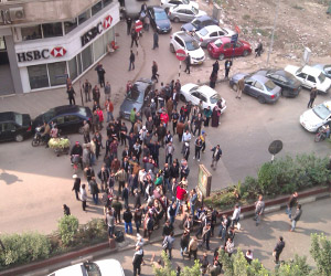 مصر اليوم - أنصار الإخوان يقطعون الطريق في الدقي ويطلقون الشماريخ