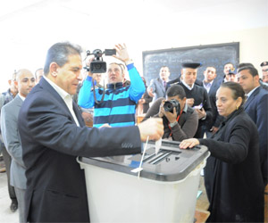 مصر اليوم - وزير الرياضة يُدلي بصوته في الاستفتاء على الدستور