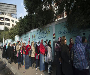 مصر اليوم - توقيف 3 سيِّدات يحرِّضن النَّاخبات للتَّصويت بـ لا