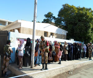   مصر اليوم - إقبال كثيف على الاستفتاء على الدستور في السيدة زينت وعابدين