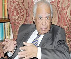   مصر اليوم - الببلاوي يدلي بصوته في الإستفتاء على الدستور المصري المعدل