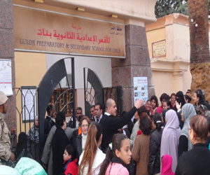 مصر اليوم - تكدّس العشرات أمام لجان الأقصر للإدلاء بأصواتهم في الاستفتاء