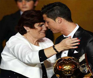   مصر اليوم - كريستيانو رونالدو: دموع والدتي سبب بكائي