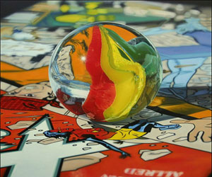   مصر اليوم - إيراني يرسم لوحاته الفنية بالنفط الخام