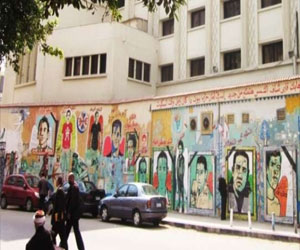   مصر اليوم - سمير محمود يروي يوميات الثورة عبر جدران الحرية