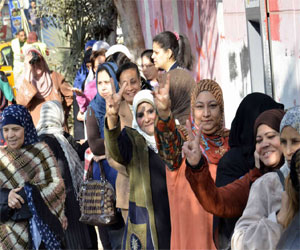   مصر اليوم - نساء سوهاج يشاركن في الاستفتاء استجابة لنداء السِّيسي