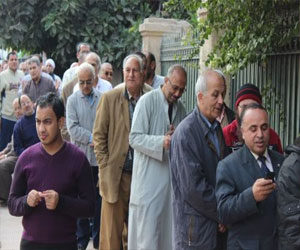   مصر اليوم - تزايد الأعداد على لجان الاستفتاء للإدلاء بأصواتهم على مشروع الدستور