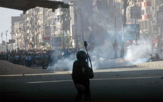   مصر اليوم - الأمن يفرق بالغاز المُسيِّل مسيرة لأنصار الإخوان في طريقها إلى قصر الاتحادية