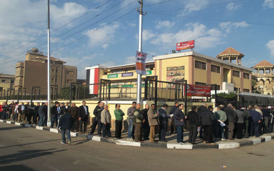   مصر اليوم - توافد المواطنين على لجان جنوب الجيزة والأمن يُعزِّز وجوده في البحر الأعظم