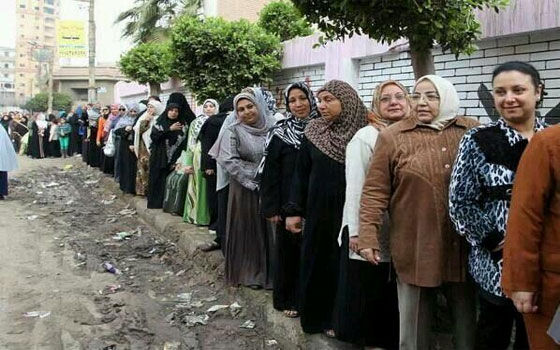   مصر اليوم - المصريّون يُواصلون الإدلاء بأصواتهم في الاستفتاء على الدستور لليوم الثاني