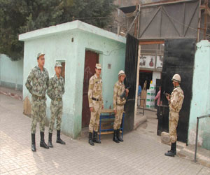   مصر اليوم - رئيس مترو الأنفاق يدلي بصوته في الاستفتاء على الدستور