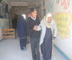   مصر اليوم - إقبال متوسط في اليوم الثَّاني على لجان رفح والشِّيخ زويد