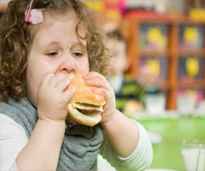   مصر اليوم - بدانة الفتيات في الطفولة تعرضهن للبلوغ مبكرًا