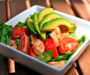   مصر اليوم - سلطة الأفوكادو والجمبري المسلوق