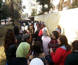   مصر اليوم - سيدات مدينة نصر يواصلن الاحتشاد للاستفتاء على الدستور