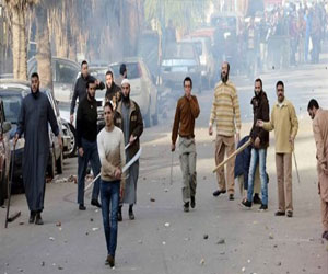 مصر اليوم - عناصر الإخوان يقطعون الطريق في ميدان روكسي والأهالي يتصدون لهم