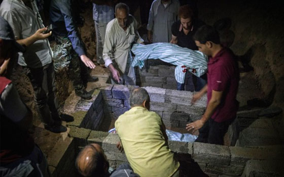   مصر اليوم - 1069 قتيلاً خلال 13 يومًا من المعارك والإعدامات بين داعش والكتائب المقاتلة