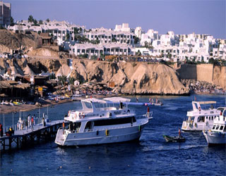 مصر اليوم - خليج القروش يعكس روح شرم الشيخ