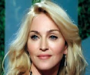 مصر اليوم - مادونا تصاب بقدمها بسبب الرقص بالكعب العالي