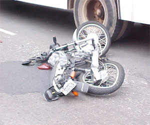   مصر اليوم - اصطدّم بشاحنّةٍ وظلّ مستغرقاً في النوم