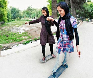   مصر اليوم - النساء الأفغانيات يلجأن للتزلج بعد منعهن من الدراجات