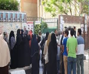   مصر اليوم - كثافة تصويتيَّة للشَّباب في لجان الوافدين في الاستفتاء