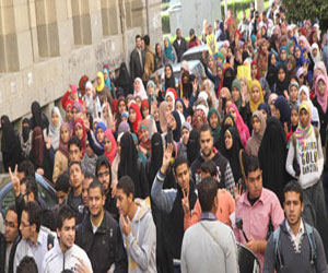 مصر اليوم - الأمن يطارد طلَّاب جامعة القاهرة في شارع النَّهضة