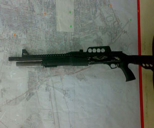 مصر اليوم - توقيف عامل بتهمة حيازة بندقيّة آلية في نجع حمادي