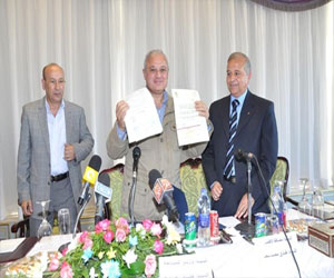   مصر اليوم - وزير السياحة يتسلم جائزة أكبر منظمة للعلاقات العامة في العالم