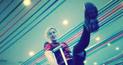   مصر اليوم - ملكة البوب الأميركية مادونا تمارس تمارينها الرياضية على عكاز