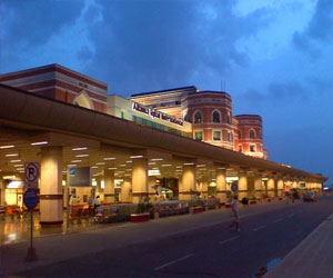   مصر اليوم - عودة الرحلات لمطار لاهور بعد إغلاقه بسبب الضباب