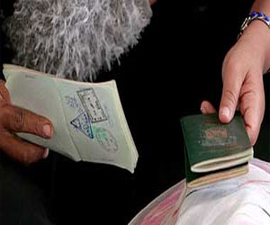 مصر اليوم - ضبط35 جواز سفر فلسطينيًا بحوزة قطريين في شقة بجسر السويس