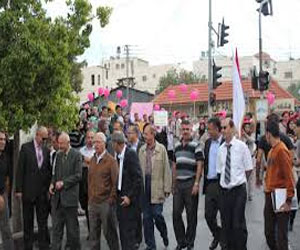   مصر اليوم - مسيرة تضامنية حاشدة في الخليل تضامنًا مع مخيم اليرموك