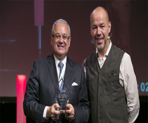   مصر اليوم - هشام زعزوع يتسلَّم درع أفضل شخصيَّة دوليَّة لجهوده