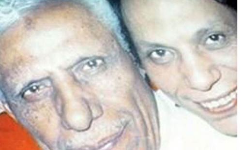   مصر اليوم - صورة نادرة لعادل إمام مع والده