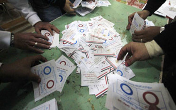   مصر اليوم - العليا للانتخابات تعلن موافقة 98 % من المشاركين في الاستفتاء على الدستور