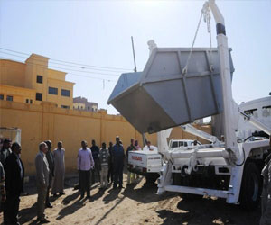   مصر اليوم - محافظ أسوان يتابع الأعمال الجارية وصيانة سيَّارات النظافة