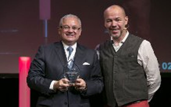   مصر اليوم - هشام زعزوع يتسلَّم درع أفضل شخصيَّة دوليَّة لعام 2013 لجهوده المستمرَّة