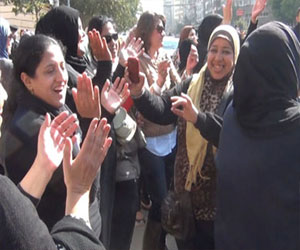   مصر اليوم - مئات المواطنين يحتفلون بنتيجة الإستفتاء في كفر الشيخ