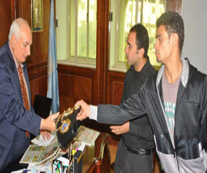   مصر اليوم - محافظ كفر الشيخ يكرم بطل العالم لـالكيك بوكسينج ومدربه