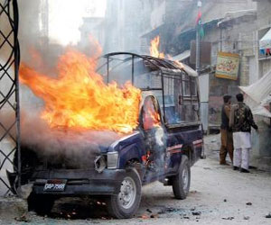   مصر اليوم - مقتل 17 عنصرًا أمنيًا وإصابة 25 في تفجير شمال غرب باكستان