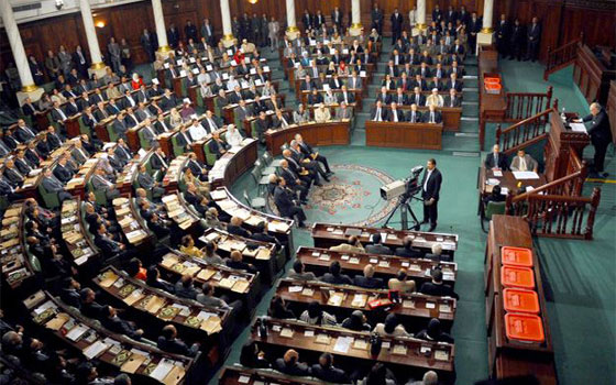   مصر اليوم - إسقاط شرط الجنسيّة عن الرّئيس بأغلبيّة 111 صوتًا يسبّب مشاحنات بين النّواب