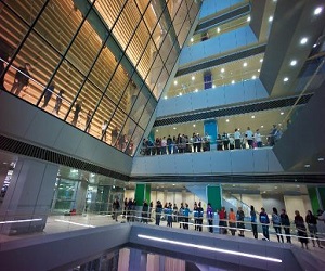 مصر اليوم - سلسلة بشرية شكلها محبو الكتب في ريغا عاصمة الثقافة الاوروبية