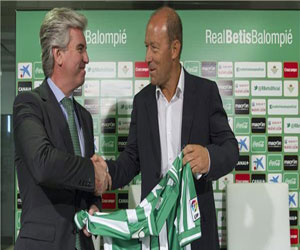   مصر اليوم - كالديرون يشعر بالتفاءل لدى تقديمه كمدرب جديد لريال بيتيس