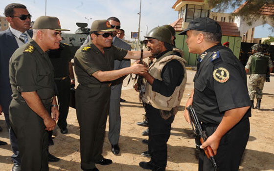   مصر اليوم - السيسي وكبار قادة القوات المسلحة يهنئون وزير الداخلية بعيد الشرطة