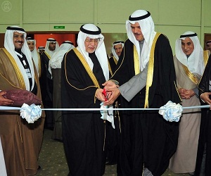   مصر اليوم - وزير الثقافة والإعلام يفتتح معرض الكتاب في المدينة المنورة