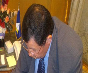 مصر اليوم - محافظ دمياط يوقع على استمارة حملة بأمر الشعب